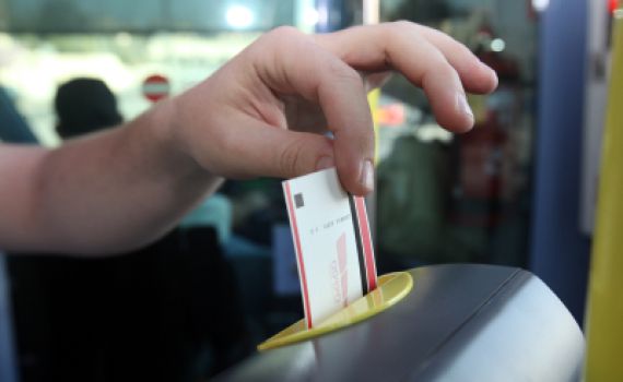 תוקנה התקלה שמנעה מבנות השירות לנסוע חינם ברכבת