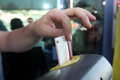 תוקנה התקלה שמנעה מבנות השירות לנסוע חינם ברכבת