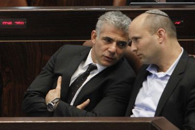 בנט איים לפיד התקפל: חוק משאל העם יאושר מחר בממשלה