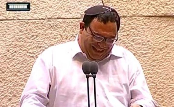 שר החיוך: צפו ברב פירון נקרע מצחוק במליאת הכנסת