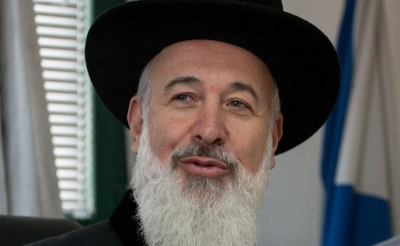 הרב מצגר השעה עצמו: "מאמין בחפותי אבל זה הצעד הראוי מבחינה ציבורית"