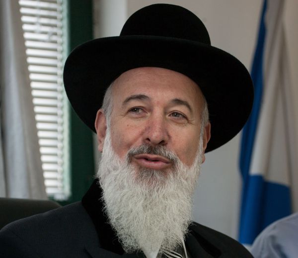 הרב מצגר השעה עצמו: "מאמין בחפותי אבל זה הצעד הראוי מבחינה ציבורית"