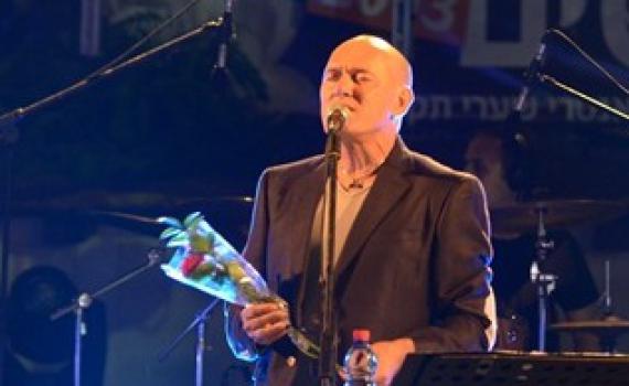 צפו: שלומי שבת מקדיש שר לרפואת אדל ביטון