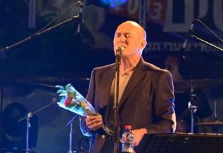 צפו: שלומי שבת מקדיש שר לרפואת אדל ביטון