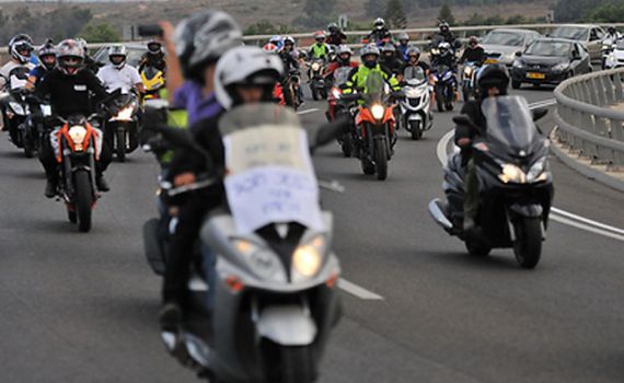 צפו: מאה אופנועים מוחים על מחירי הביטוח