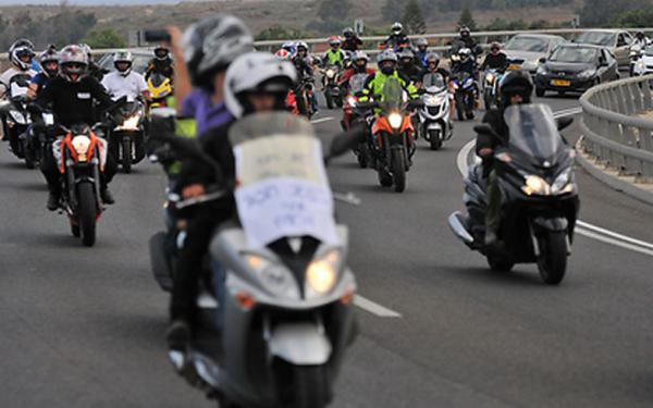 צפו: מאה אופנועים מוחים על מחירי הביטוח