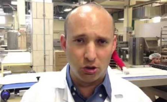 בנט במפעל חלווה: סימון מוצרים יהרוס את השלום