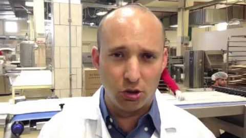 בנט במפעל חלווה: סימון מוצרים יהרוס את השלום