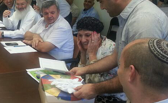 צפו: שולי מועלם מופתעת לכבוד 10 שנות נישואין