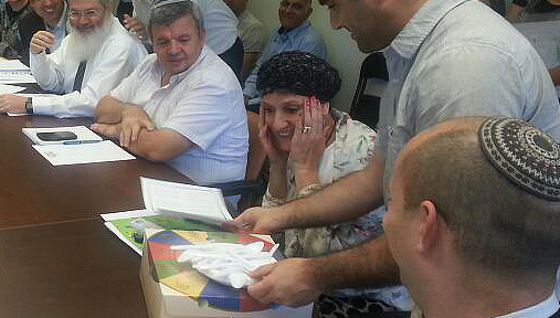 צפו: שולי מועלם מופתעת לכבוד 10 שנות נישואין