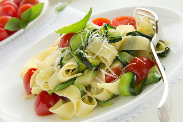 בניחוח איטלקי: מתכון לפסטה עם שמנת, זוקיני ויין לבן