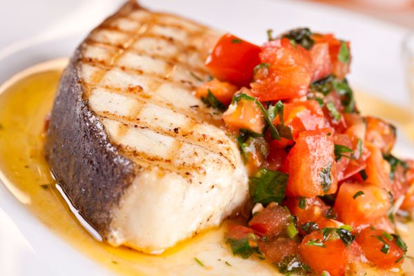 חריף אש: מתכון למושט ברוטב עגבניות וגרגירי חומוס