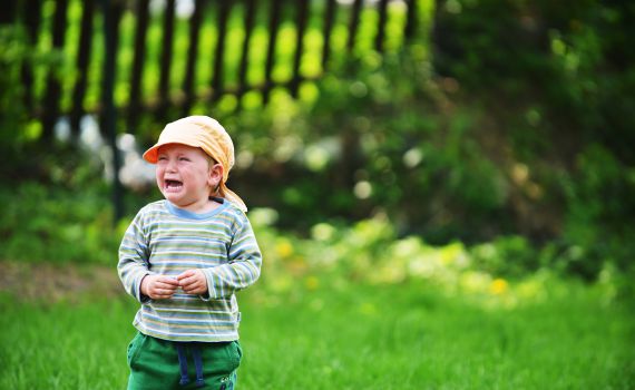 אמא, הילד עושה לך בושות ברחוב? את אשמה ● תגובה