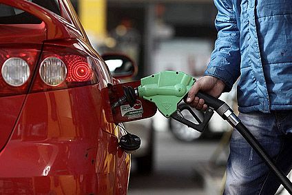 שותים פחות, מתדלקים יותר: הדלק הוזל, הערק התייקר