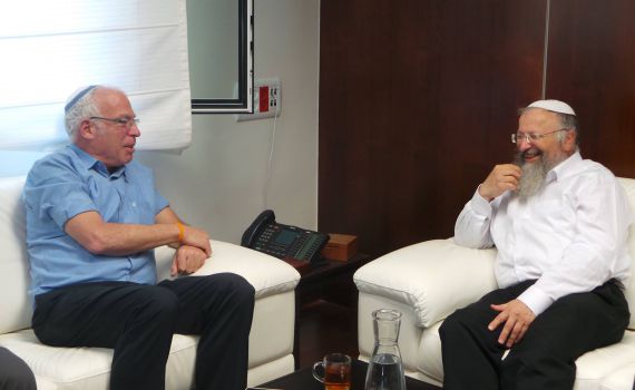 אריאל: תומך ברב שמואל אליהו; מגנה את מסע הדה לגיטימציה נגדו