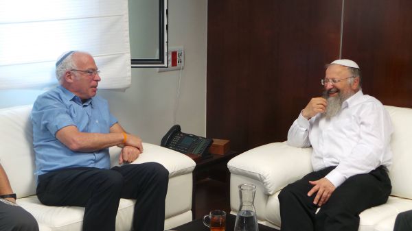 אריאל: תומך ברב שמואל אליהו; מגנה את מסע הדה לגיטימציה נגדו