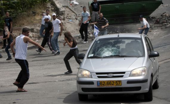 ביזיון: ערבים רוגמים מכוניות ישראליות באמצע ירושלים