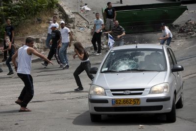 ביזיון: ערבים רוגמים מכוניות ישראליות באמצע ירושלים