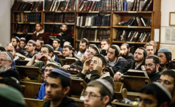 לפיד קיצץ חצי מהתקציב: עולם הישיבות הציוני על סף קריסה