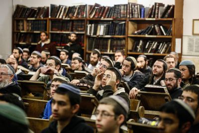 לפיד קיצץ חצי מהתקציב: עולם הישיבות הציוני על סף קריסה