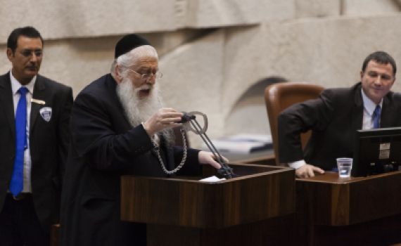 צפו: ח"כ פרוש כובל עצמו באזיקים לדוכן הנואמים