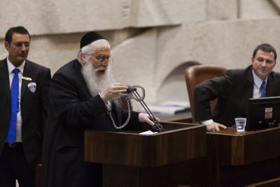 צפו: ח"כ פרוש כובל עצמו באזיקים לדוכן הנואמים