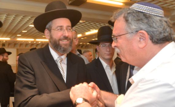 לא רק הרב טאו: העסקנים הדתיים שסייעו לרב לאו