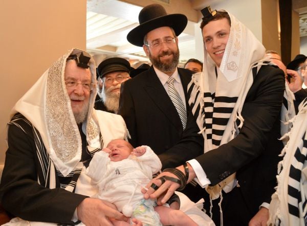 שעות לפתיחת הקלפיות: נכד הרב לאו הוכנס בברית
