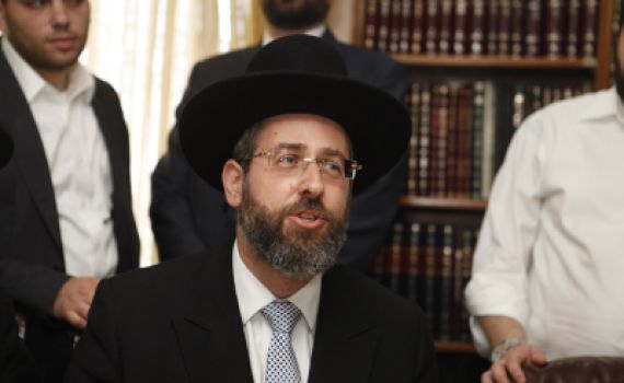 הרב הראשי לישראל לא מביע דעה: סומך על נתניהו בנושא שחרור המחבלים