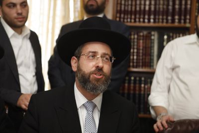 הרב הראשי לישראל לא מביע דעה: סומך על נתניהו בנושא שחרור המחבלים