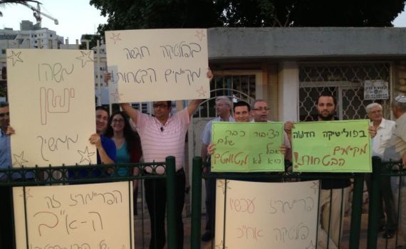 מתפקדי הבית היהודי בפ"ת מפגינים: רוצים פריימריז