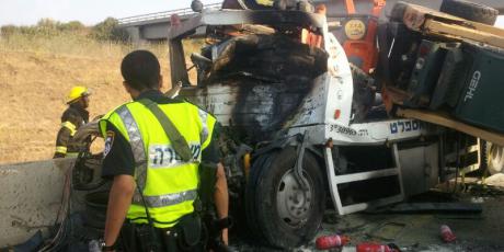 זוועה בכביש: שתי משאיות התנגשו, נהג נהרג