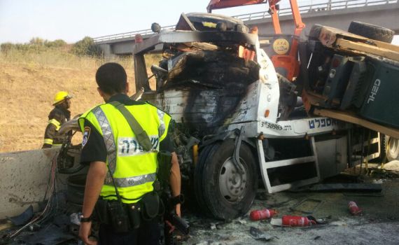 זוועה בכביש: שתי משאיות התנגשו, נהג נהרג
