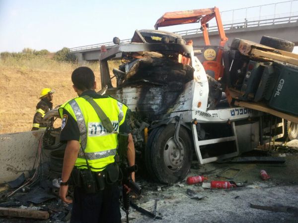 זוועה בכביש: שתי משאיות התנגשו, נהג נהרג