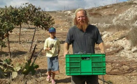חבריו של המורחק בעז אלברט נרתמים לעזרתו
