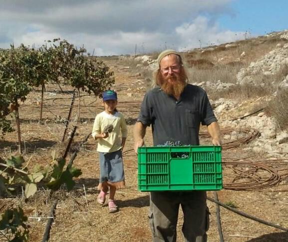חבריו של המורחק בעז אלברט נרתמים לעזרתו