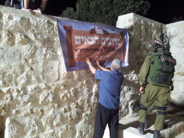 מאות יהודים בהילולת אהרון הכהן בכפר עוורתא