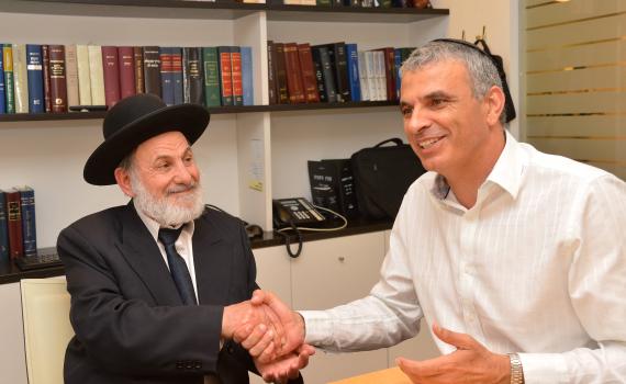 משה כחלון הודיע: תומך ברב ציון בוארון לרב הראשי