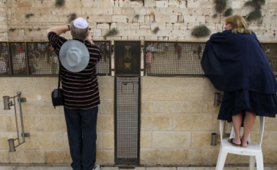 הרב, אולי החיוב בהפרדה בין נשים לגברים נאמר רק בחברה פרוצה?