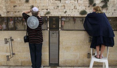 הרב, אולי החיוב בהפרדה בין נשים לגברים נאמר רק בחברה פרוצה?