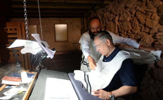 מתחזק: נתניהו עם טלית-קטן כותב ספר תורה