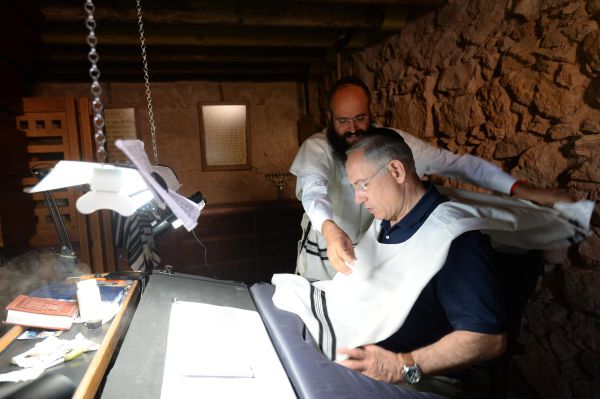 מתחזק: נתניהו עם טלית-קטן כותב ספר תורה