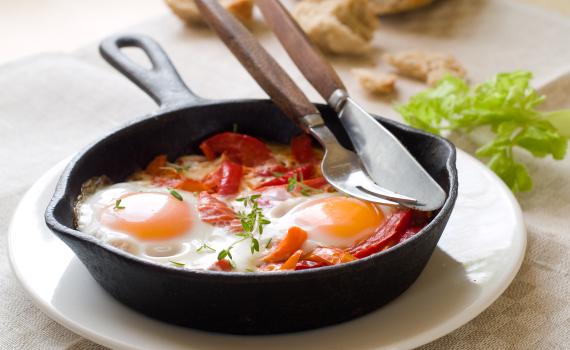 הולכים על ביצים: מתכון לשקשוקה עם בזיליקום