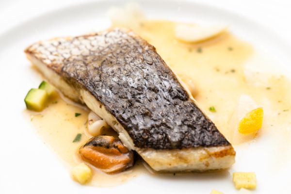 תשעת הימים: מתכון לדגים חריפים עם חומוס ופלפלים