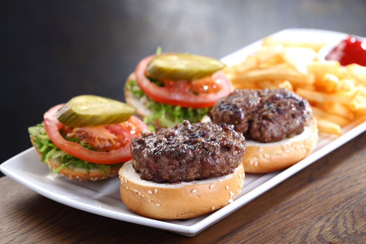 ארוחת שחיתות: מתכון להמבורגר ביתי וצ'יפס