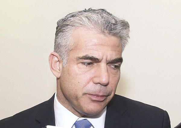 לפיד תוקף: פרסום המכרזים לבנייה ביו"ש – טעות כפולה