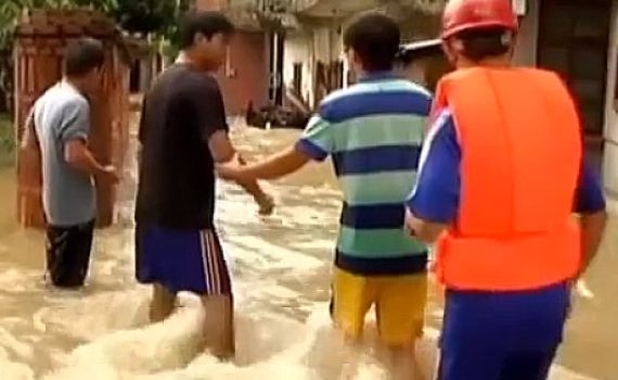 אסון בסין: סופת גשמים קברה עשרות בני אדם