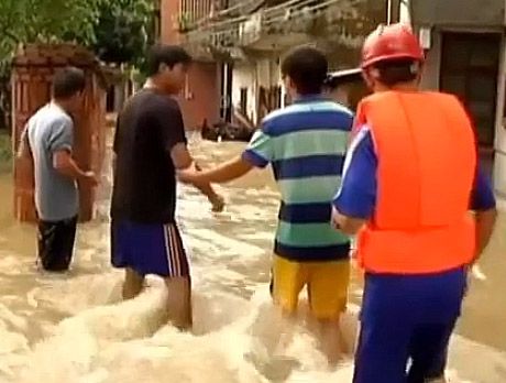 אסון בסין: סופת גשמים קברה עשרות בני אדם