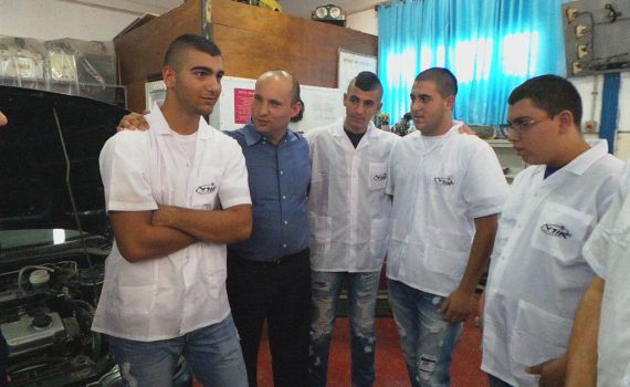 בנט: 100 ק"מ מהגבול רוצחים ילדים בגז והעולם שותק