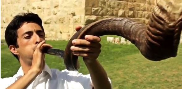 צפו: אש התורה מגיירים שיר נוסף לראש השנה